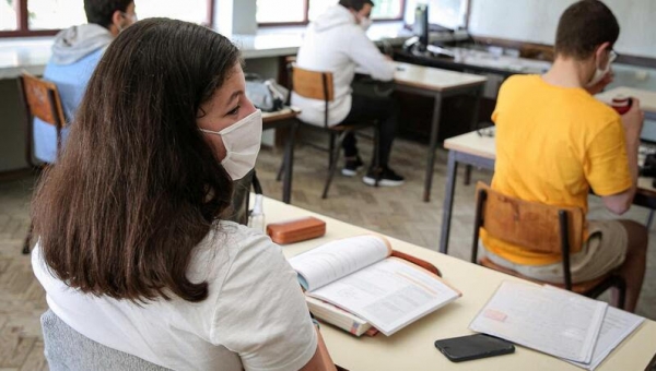Acabar o secundário é menos provável no ensino profissional. Portugal é exceção